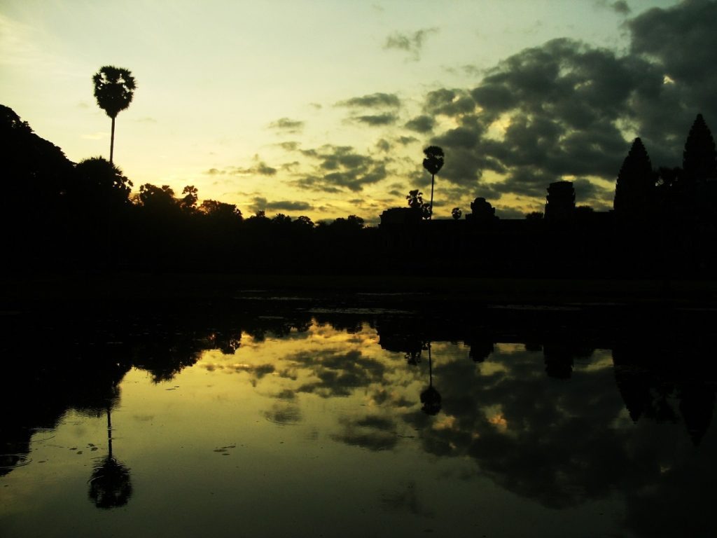 Sunrise Angkor Wat, reflection on the water