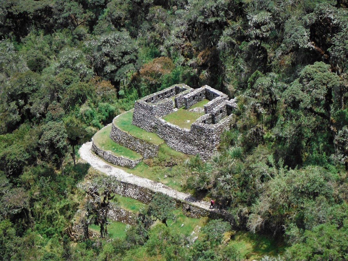 small set of inca ruins on the inca trail