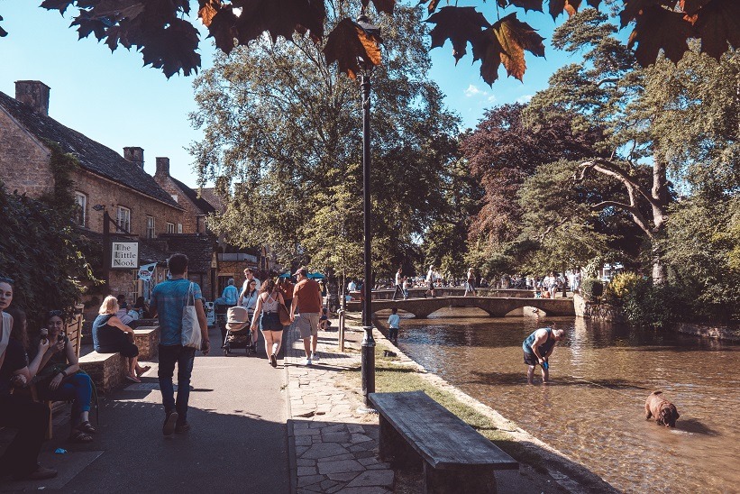 people in stream, Bourton on the Wate